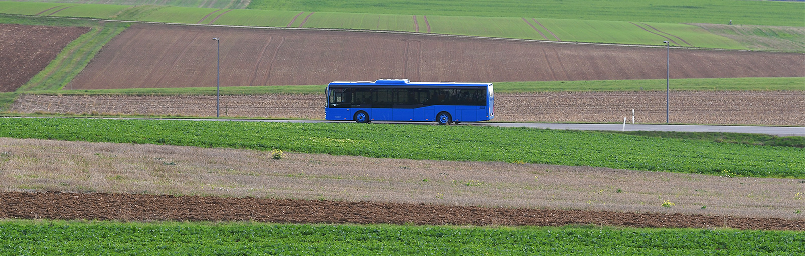 Bus auf Landstraße